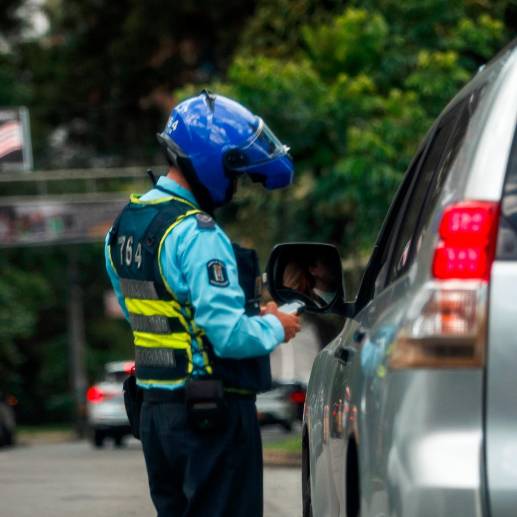 Los agentes de la Secretaría de Movilidad de Medellín están pendiente de que los conductores respeten la medida del pico y placa. FOTO: CAMILO SUÁREZ