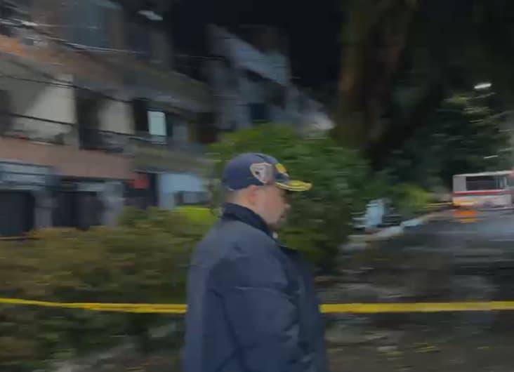 El bombero Wilson Yepes atendió el llamado de su esposa que le anunciaba el grave daño de su casa. FOTO: IMAGEN TOMADA DE VIDEO