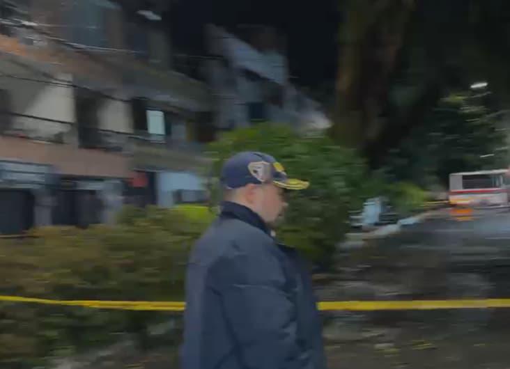 El bombero Wilson Yepes atendió el llamado de su esposa que le anunciaba el grave daño de su casa. FOTO: IMAGEN TOMADA DE VIDEO