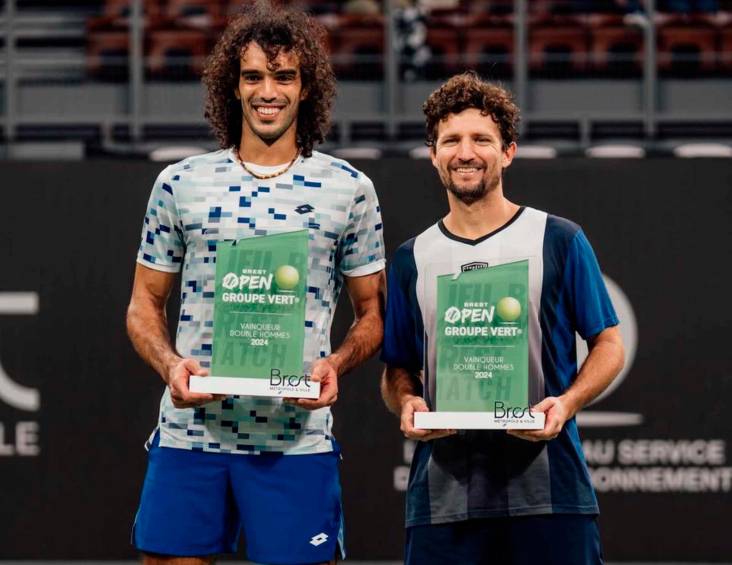 Nicolás Barrientos y su compañero Skander Mansouri con el trofeo de campeones del Challenger de Brest. FOTO CORTESÍA FEDECOLTENIS