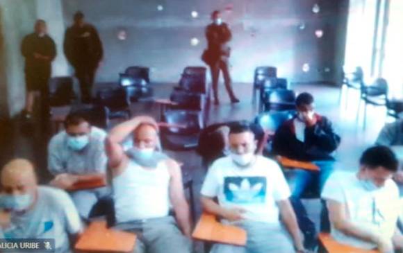 La primera de las audiencias se realizó con los detenidos conectados virtualmente desde el auditorio de la estación policial de Belén, en Medellín. FOTO: CORTESÍA.
