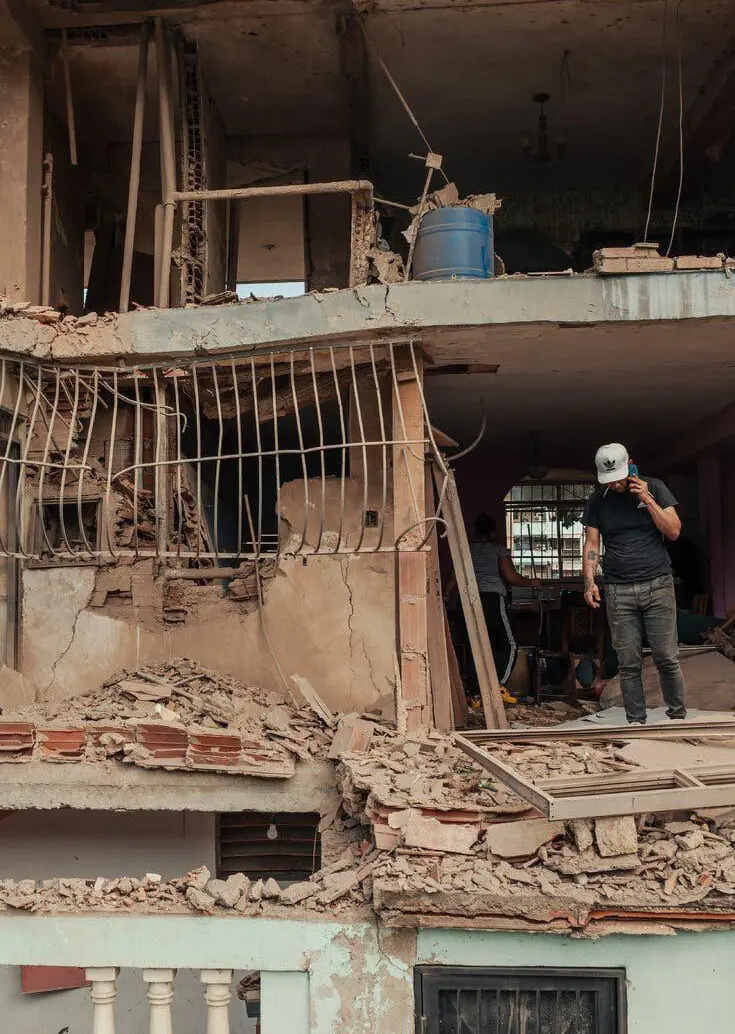 Estados Unidos atacó al puerto cercano a zonas civiles en la avenida Soublette, en La Guaira, Venezuela, dejando personas fallecidas y heridas tras los bombardeos. FOTO: NYT.