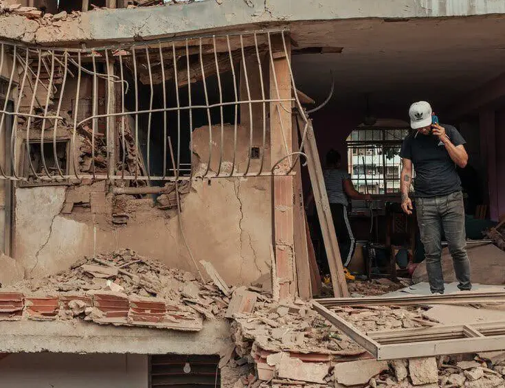 Estados Unidos atacó al puerto cercano a zonas civiles en la avenida Soublette, en La Guaira, Venezuela, dejando personas fallecidas y heridas tras los bombardeos. FOTO: NYT.
