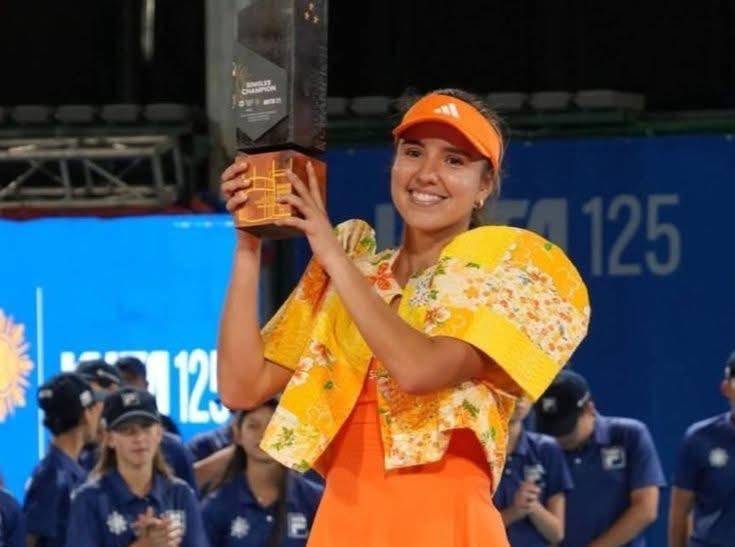 Con este título, María Camila Osorio ascendió del puesto 84 al 80 del ranking mundial de la WTA, asegurando su permanencia en el Top 100 del circuito femenino. FOTO: MinDeportes.