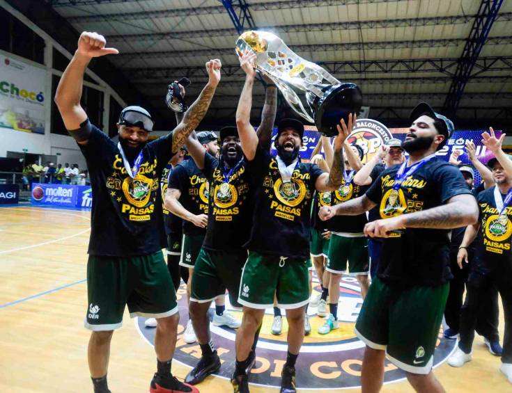 Los jugadores celebraron la obtención del bicampeonato, tras derrotar en la final a Cimarrones del Chocó. FOTO CORTESÍA PAISAS