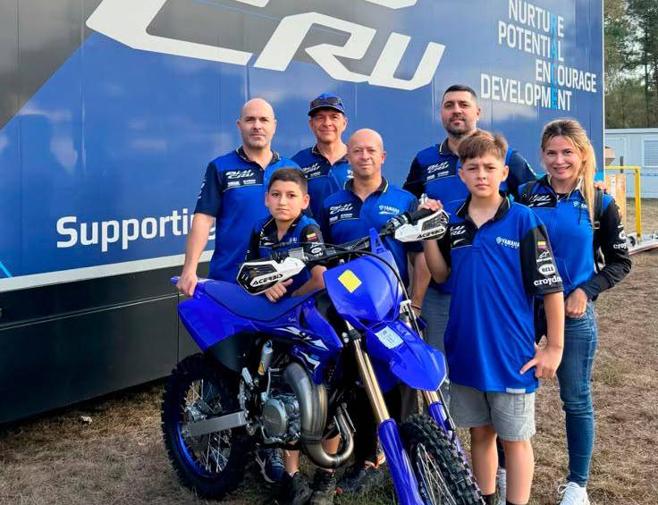 De izquierda a derecha: Ricardo Restrepo, jefe Deportes Yamaha; Maximiliano Yepes, piloto en la categoría 65 cc; Manuel Ospina, padre de Martín Ospina; Diego Salazar, coordinador de mercadeo Deportes Yamaha; Simón Yepes, padre de Maximiliano Yepes; Martín Ospina, piloto en la categoría 85 cc; Lina Zamorano, madre de Maximiliano Yepes.