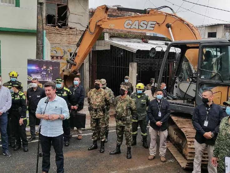 El exministro Diego Molano, hoy precandidato a la alcaldía de Bogotá, en la demolición de la falsa “olla” en Pereira. Foto: Cortesía