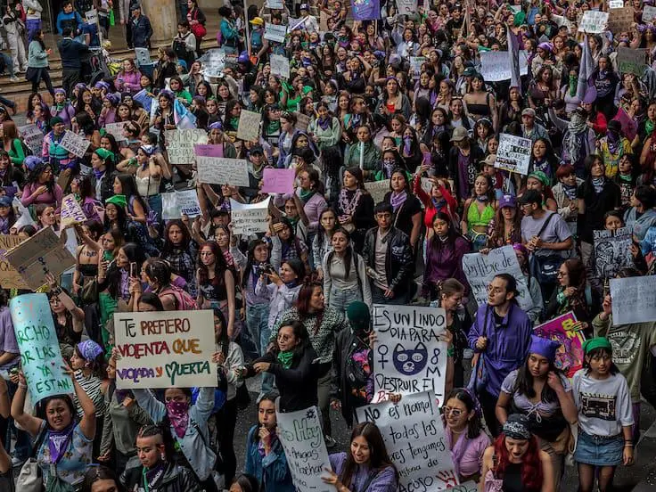 Así avanza la marcha del 25N contra la violencia a la mujer en Medellín