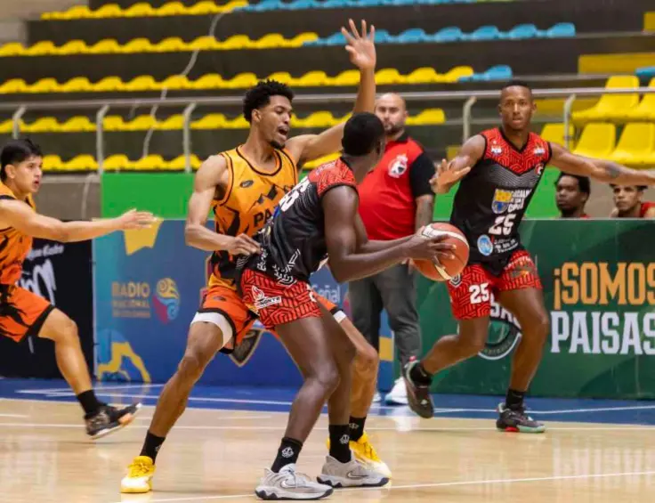 Paisas logró dos importantes victorias en el Iván de Bedout ante Motilones. Andrés Millán (uniforme naranja) es una de las nuevas incorporaciones del equipo antioqueño. FOTO CAMILO SUÁREZ 