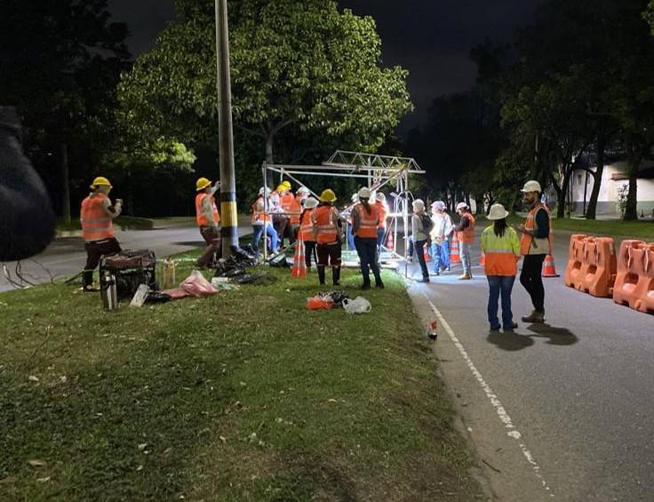 Cuadrilla de obreros de EPM realizando trabajos en la vía. FOTO: Cortesía