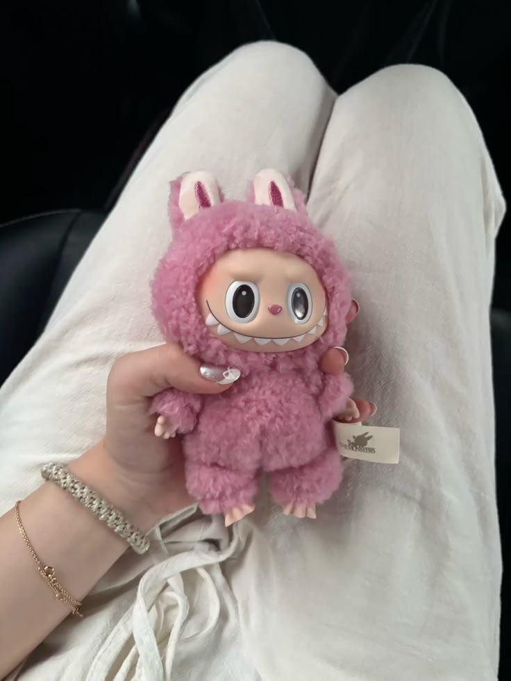 Con sus dientes afilados y mirada traviesa, Labubu se ha convertido en la muñeca más codiciada del planeta, disparando las ventas de Pop Mart y posicionando a China como potencia global en cultura pop. FOTO: @Outfit_Luxy