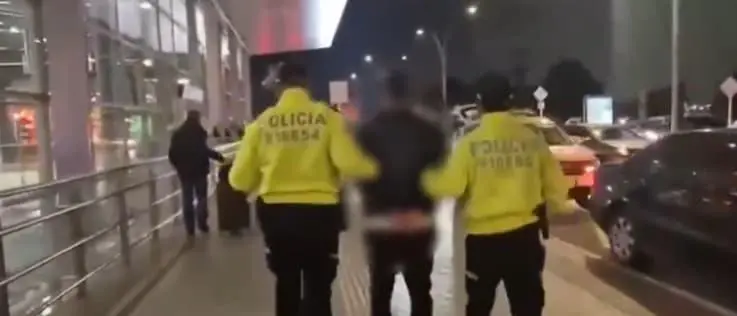 Alias ‘Bam bam’ fue capturado en Bogotá durante un operativo de la Policía y la Fiscalía. Las autoridades lo señalan de estar vinculado con el homicidio del empresario Gustavo Aponte y su escolta. FOTO: captura de video. 