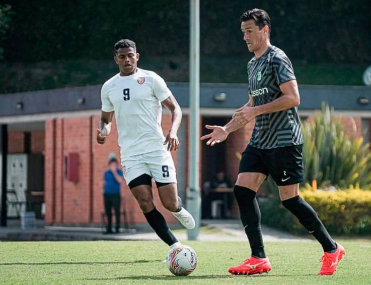 El central Bernardo Espinosa fue uno de los jugadores de la nómina titular que utilizó Nacional en su amistoso ante Envigado. FOTO CORTESÍA NACIONAL 