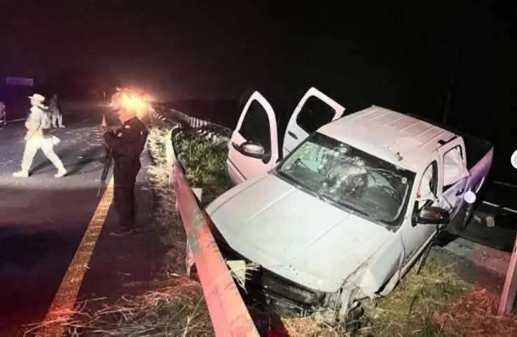 La camioneta blanca que embistió a las personas asesinadas. FOTO: Tomada de redes sociales