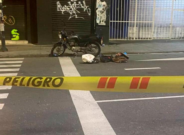 Esta motocicleta fue interceptada en el barrio Bolivariana, comuna 11 (Laureles-Estadio), por parte de la Policía. Al verificar el contenido de estos tres paquetes, se dieron cuenta que eran partes de un cadáver. FOTO: CORTESÍA
