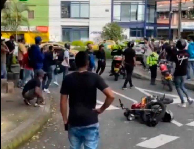 Los dos presuntos ladrones fueron agredidos por la comunidad, que también les incineró la moto. FOTO Captura de pantalla Denuncias Antioquia