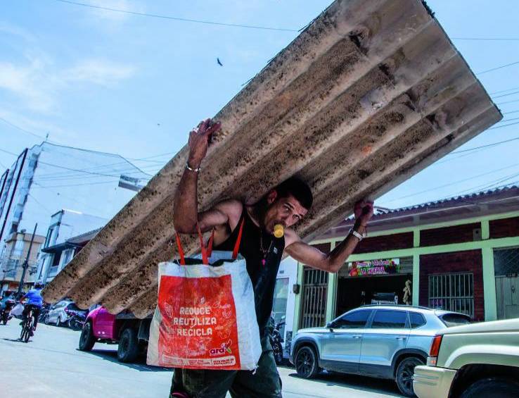 Habitante de Quimbaya, Quindío, recupera tejas para arreglar su casa. FOTO Julio césar herrera