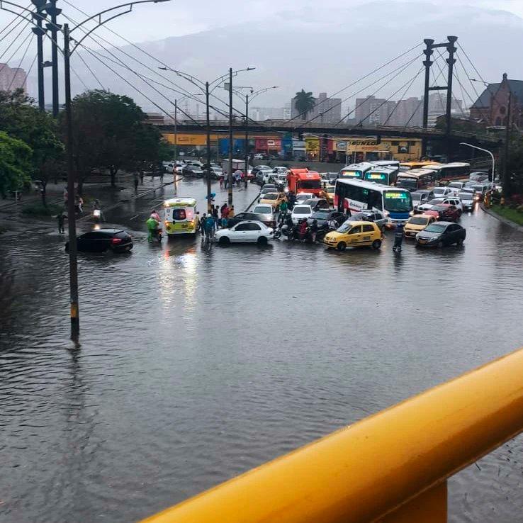 El caos vehicular se vivió en diferentes sectores de Medellín, los conductores quedaron atrapados ante el alto nivel del agua. Aquí se observa lo que se vivió tras el aguacero en la Avenida San Juan. FOTO: Cortesía 