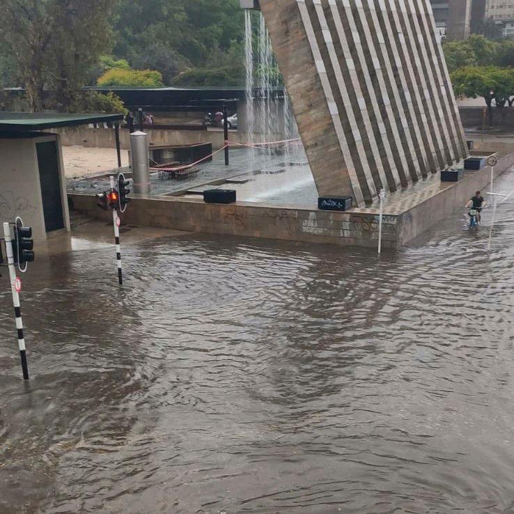 Así se veía el Parque de los Pies Descalzos en inmediaciones a su famosa cascada metropolitana, el agua de la lluvia prácticamente tapo por completo el área. FOTO: Cortesía 