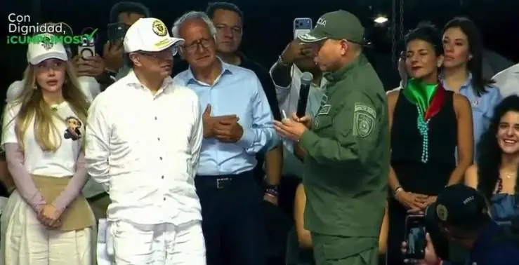 Presidente Petro en Cali firma decreto de ascenso a patrulleros de la Policía. FOTO: Video Presidencia.