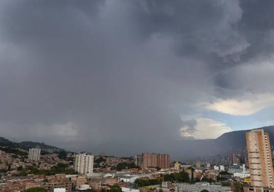 Imágenes del aguacero que cae este lunes 5 de octubre en la ciudad. FOTO Juan Antonio Sánchez