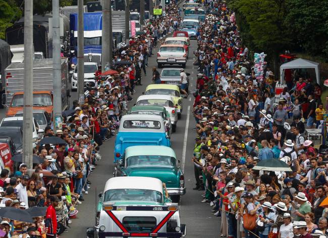 Un Peso Pesado De 1919 Lidera El Desfile De Autos Clásicos Y Antiguos