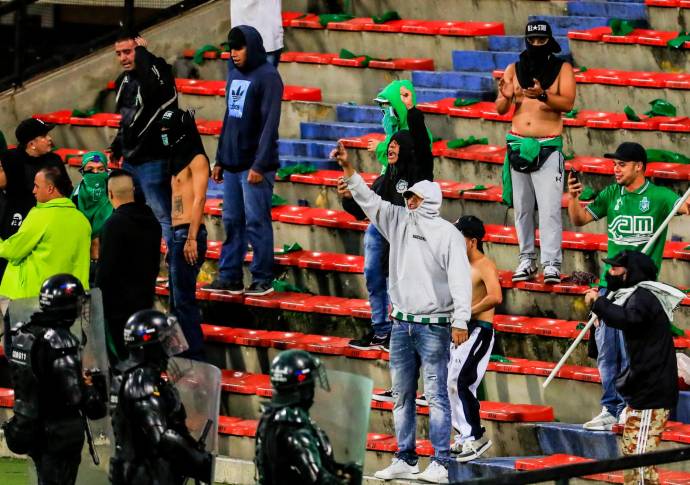 El caos que se vivió en el estadio fue tan grande que tanto la logística, como los equipos y la Dimayor, decidieron que el partido se debía aplazar. FOTO: Jaime Pérez