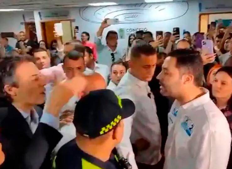 En septiembre de 2023 se presentó un fuerte altercado entre el entonces alcalde Daniel Quintero y el concejal Sebastián López (derecha). FOTO: IMAGEN TOMADA DE VIDEO 
