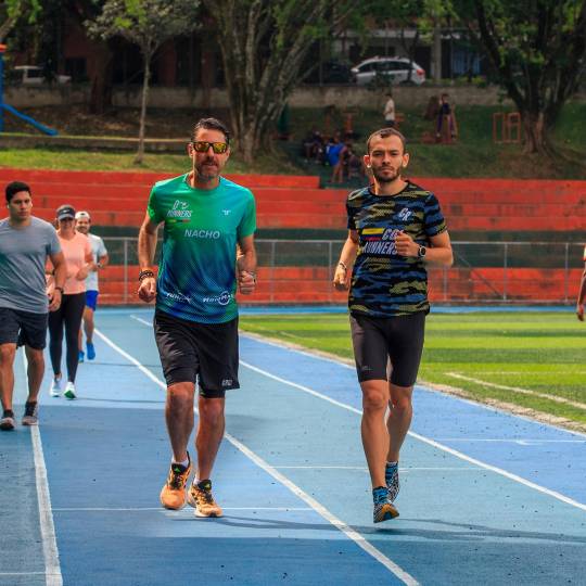 Ignacio Gaviria y Santiago Jaramillo realizaron los últimos entrenamientos en la pista atletismo de El Dorado, en Envigado. FOTO camilo suárez