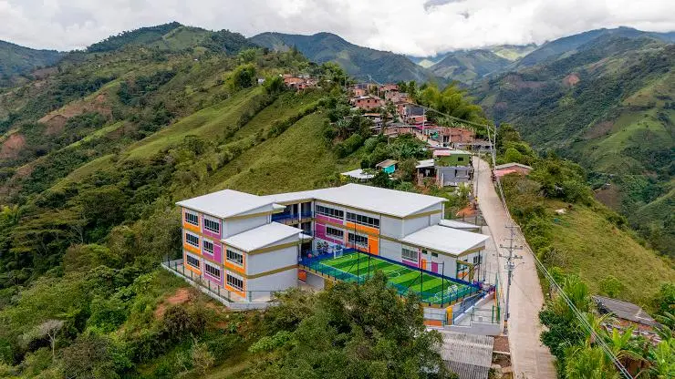 Este colegio debió estar listo hace siete años. Ahora los estudiantes del corregimiento podrán formarse en ciencia e inglés. FOTO: CORTESÍA MINEDUCACIÓN