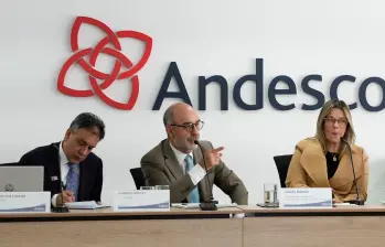 Camilo Sánchez, en el centro, seguirá al frente de Andesco y liderará diálogo con el próximo Gobierno. FOTO cortesía Andesco