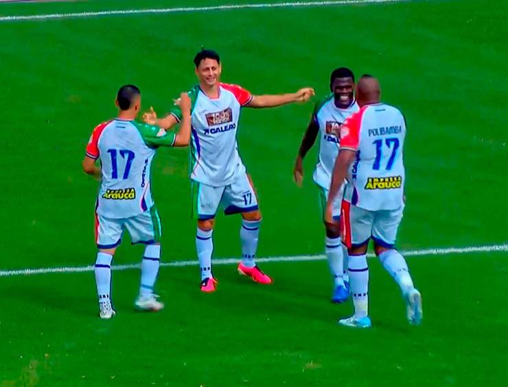 El juego disputado en el Palogrande de Manizales contó con una buena presencia de público que disfrutó con las jugadas y goles. FOTO PANTALLAZO