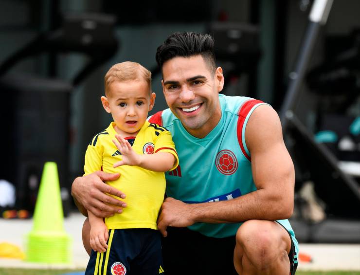 El delantero colombiano Radamel Falcao García compartió con su hijo menor, Jedidiah, durante la concentración de la Selección en Estados Unidos. FOTO CORTESIA SELECCIÓN 