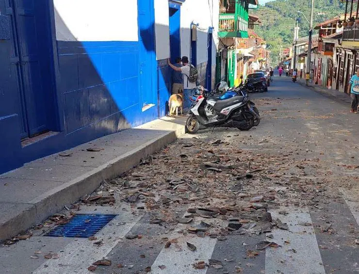 En las calles céntricas de Jardín, varias zonas quedaron llenas de pedazos de mampostería y ladrillos. FOTO: Cortesía