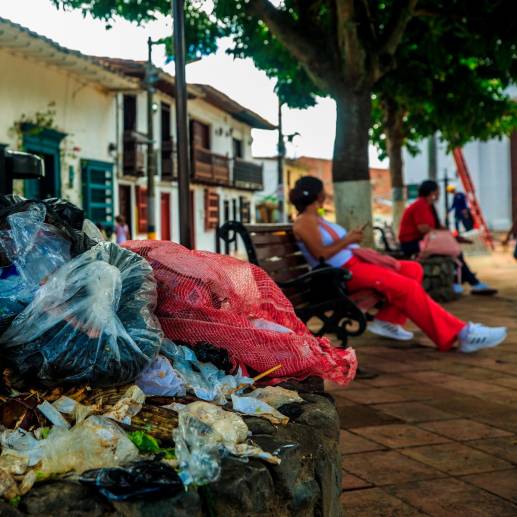 Los daños viales que sufre el puente Tonusco y la restricción que pesa sobre el puente de Paso Real han impedido que lleguen desde La Pradera los carros recolectores de basura, lo que ha hecho que el municipio esté al borde de una emergencia por el cúmulo de residuos sólidos. Foto: Camilo Suárez