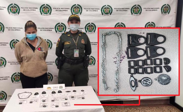 Estos son objetos de oro que, según la Policía, fueron pintados de negro para engañar a las autoridades aeroportuarias. FOTO: CORTESÍA DE LA POLICÍA.