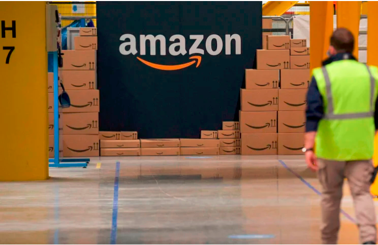 Gobierno estadounidense demandó a Amazon por engañar a sus clientes en servicio. Foto: Getty. 