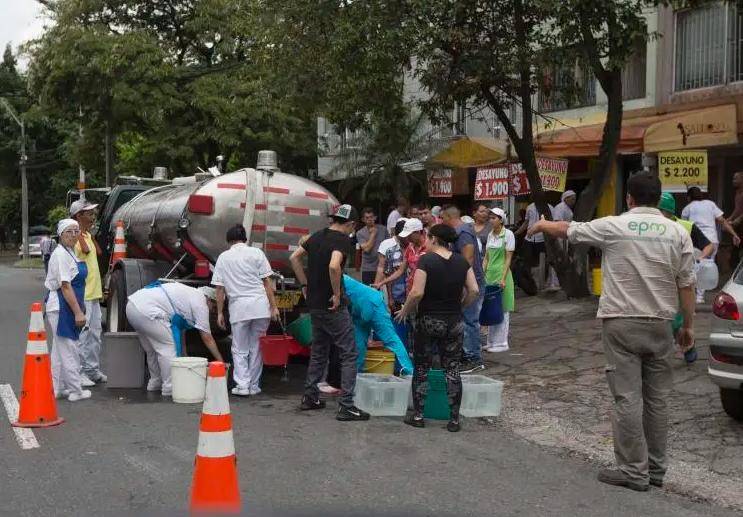 Las zonas que EPM ha sometido a racionamiento han sido abastecidas a punta de carro tanques. FOTO: EL COLOMBIANO 