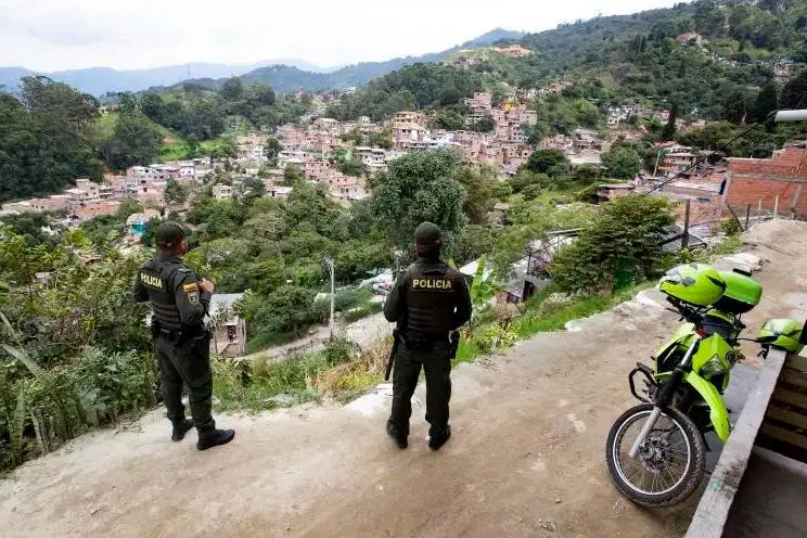 El refuerzo de la presencia policial hace parte de la estrategia para conjurar la violencia en la zona afectada por las bandas. FOTO: JAIME PÉREZ