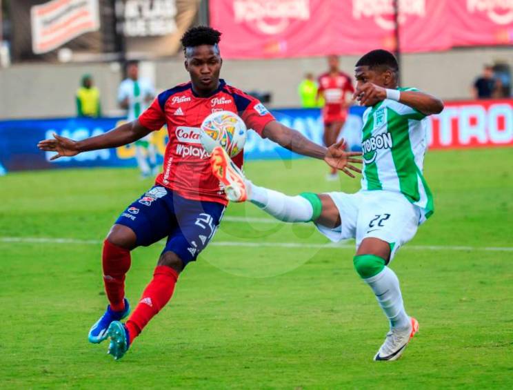 José Ortiz del DIM y Óscar Perea de Atlético Nacional, luchan por el balón en el clásico disputado, a finales del año pasado en el Polideportivo Sur. FOTO CAMILO SUÁEZ 