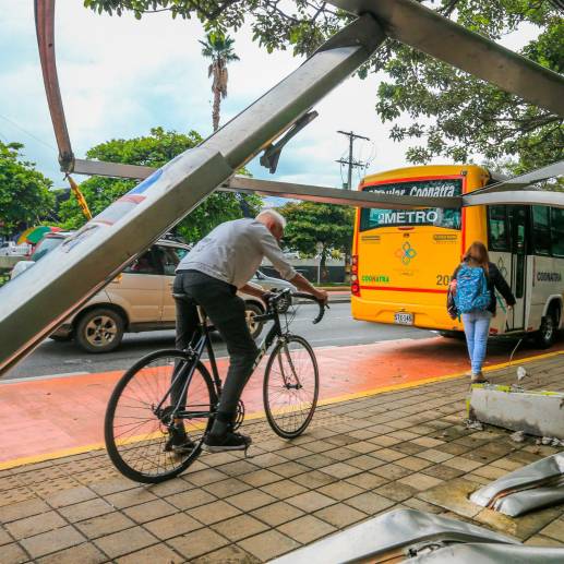 Paraderos de buses destruidos, como este ubicado en el barrio Los Colores fotografiado en marzo pasado, hacen parte del paisaje diario en Medellín, pese al crecimiento en los ingresos en la administración distrital. FOTO: ESNEYDER GUTIÉRREZ
