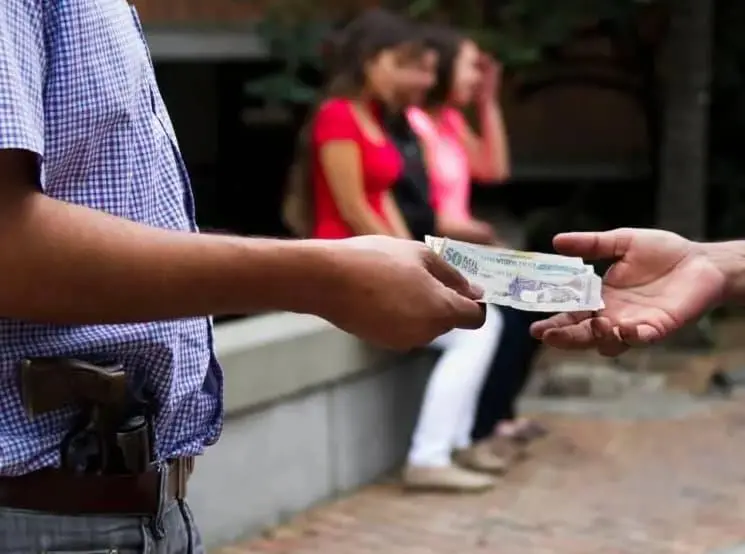 La mujer de 22 años al parecer contactaba a las niñas para que le prestaran servicios sexuales al adulto mayor. FOTO ILUSTRACIÓN: EL COLOMBIANO