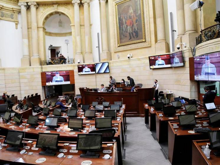 Según el Decreto 1779 de 2020, firmado por el presidente Iván Duque, el reajuste a la asignación mensual a los miembros del Congreso es retroactiva desde enero 2020 y el 1780, muestra una nivelación salarial de los empleados del órgano legislativo. FOTO Colprensa
