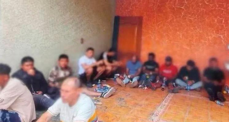 Estas son las personas capturadas en la vivienda del municipio de Los Reyes, en Michoacán. FOTO: CORTESÍA.