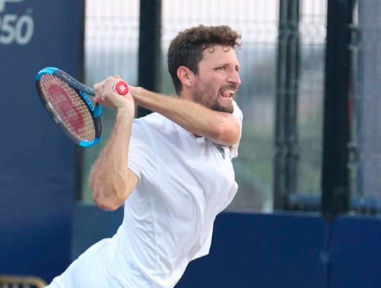 Nicolás Barrientos en acción, el colombiano ha disputado tres finales de dobles en 2024 y logró su primer título del año en Francia. FOTO TOMADA @nicobg15