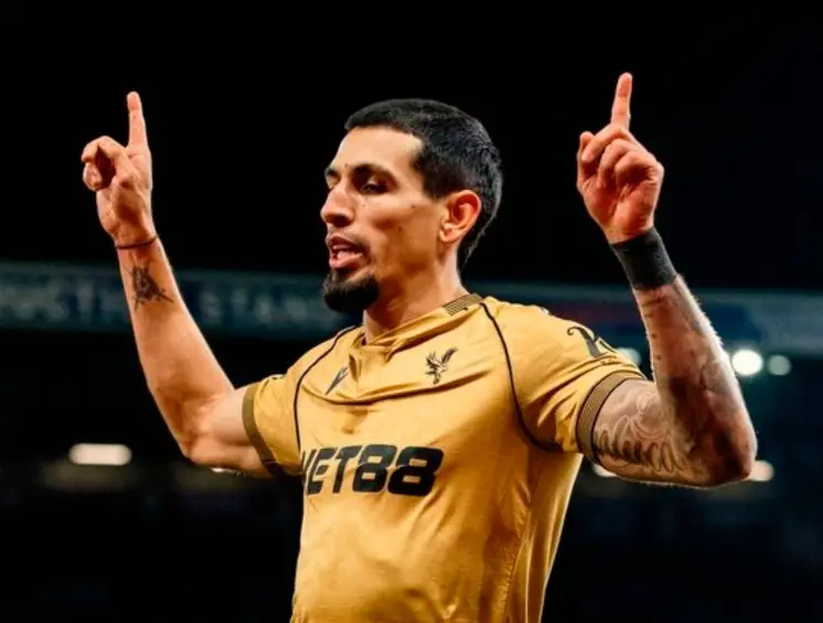 El colombiano Daniel Muñoz celebra el tanto de la victoria del Crystal Palace en la Premier League. FOTO TOMADA X@CPFC