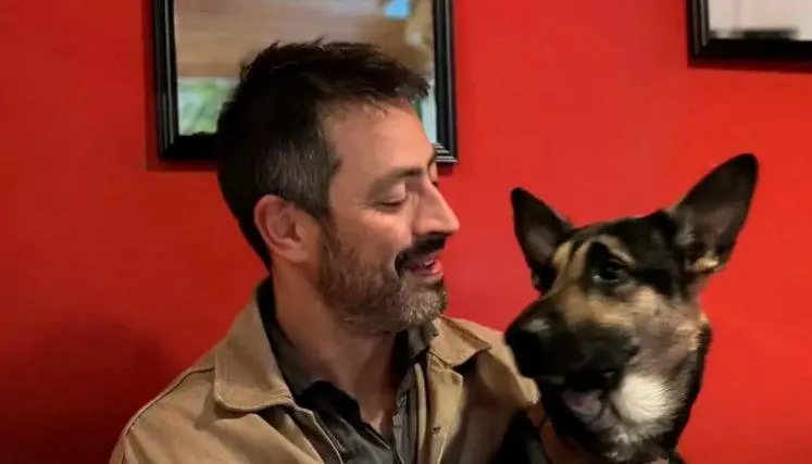 Jorge Hugo Marín adelanta una búsqueda pública para encontrar a “Guaro”, su perro y compañero desde hace cuatro años, desaparecido durante el robo. FOTO: COLPRENSA