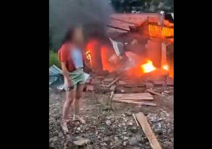 En la grabación publicada por el ministro Sánchez, una mujer de Tibú se queja por el ataque con dron. FOTO: Captura de video