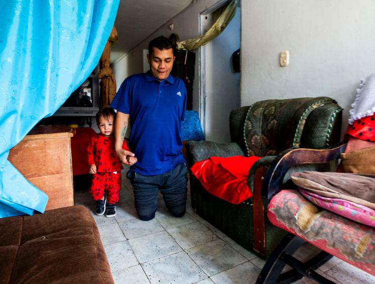Kevin Daniel Saldarriaga se mueve sobre sus muñones por el sector de Niquía, en Bello. Hoy, con 24 años, dice que el nuevo motor que le da ánimo es su sobrino de 18 meses. FOTOS Julio César Herrera