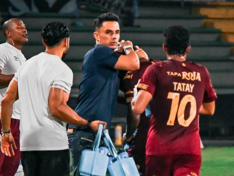 El técnico Lucas González del Deportes Tolima fue expulsado en el duelo ante O’Higgins de Chile, y ahora el club Pijao apelará esa expulsión ante Conmebol. FOTO TOMADA X@cdtolima